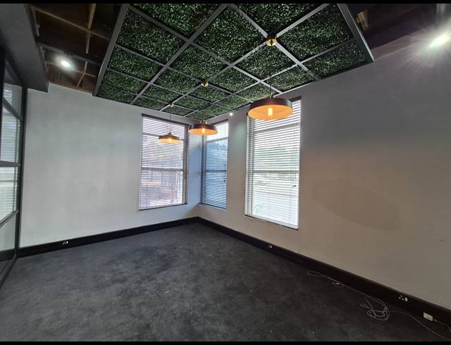 239M² OFFICE TO LET IN HYDE PARK